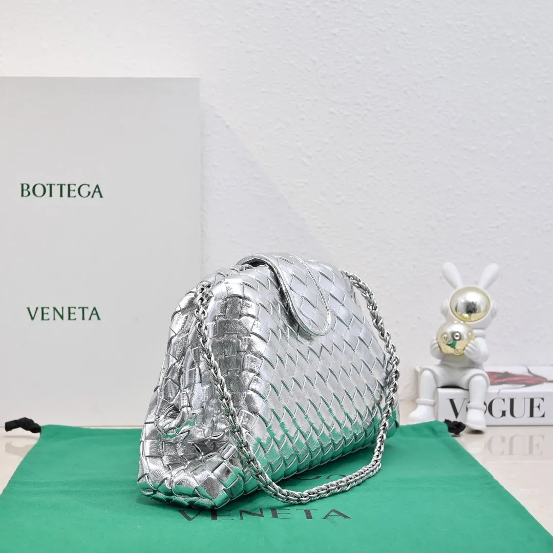 Batch 2260 Bitters Venetia 2024 summer series brings Lauren 1980 handbags back to the public eye. The design of the bag is inspired by ancient Roman architecture. It uses the brand's iconic Intrecciato lambskin woven bag body with a hard frame. No logo can be seen on the whole bag. It is equipped with a leather woven metal chain. When using it as a clutch, just put the chain directly in the bag ~ showing an elegant and timeless style. Decades later, when Lauren Hutton once again walked on the Bottega Venetia spring and summer show with this bag, the charm of the year still remains intact despite the passage of time. Size: 31.5*16.5*11 Style No.: 5807